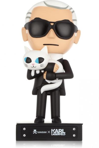 Karl Lagerfeld x Tokidoki 玩偶，成為眾多玩偶收藏愛好者的心頭好，惟妙惟肖的老佛爺溫柔地抱著自己的愛貓，真的是太討人喜歡啦 。